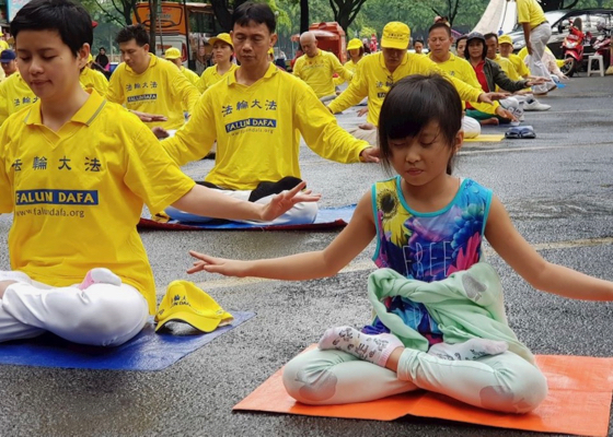 Image for article Индонезия. Практикующие Фалунь Дафа представляют древнюю медитативную практику во время празднования китайского Нового года 