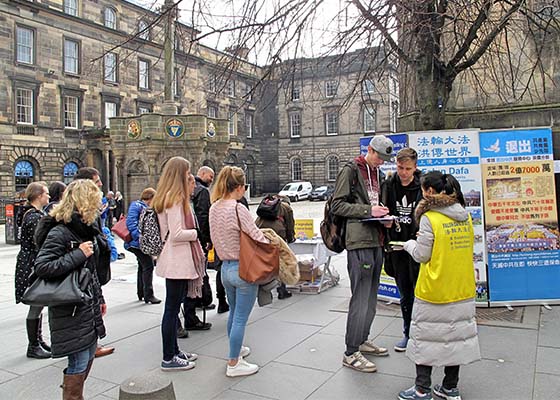 Image for article Эдинбург, Шотландия. Жители города узнают о Фалунь Дафа в один из солнечных весенних дней