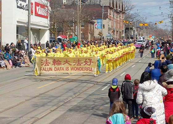 Image for article Торонто. Группу Фалуньгун тепло приветствуют на Пасхальных парадах