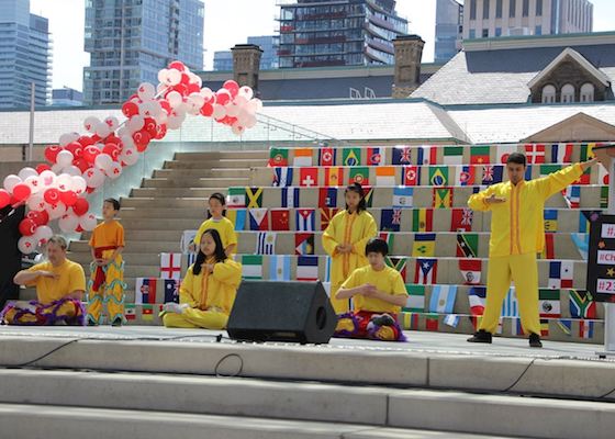 Image for article Торонто. Демонстрация упражнений Фалуньгун на фестивале культуры
