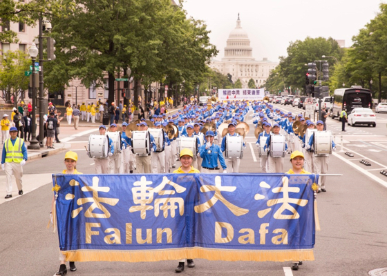 Image for article Многотысячный парад в Вашингтоне призвал положить конец преследованию Фалуньгун в Китае