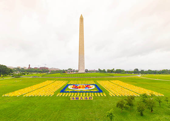 Image for article Тысячи людей сформировали эмблему Фалунь возле Монумента Вашингтона