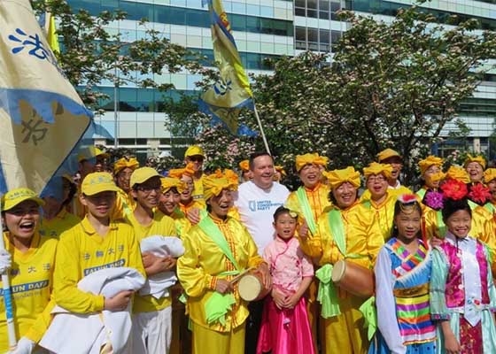 Image for article Калгари, Канада. Правительственные лица поддерживают Фалуньгун во время крупного уличного фестиваля