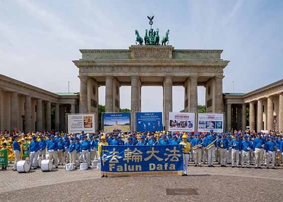 Image for article Широкая поддержка парада в Берлине, призывающего положить конец преследованию Фалуньгун в Китае
