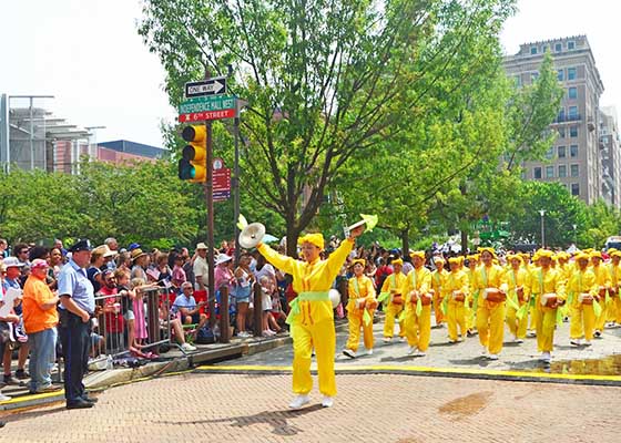Image for article Группа барабанщиков Фалуньгун выступает на параде в честь Дня независимости в Филадельфии