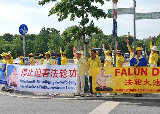 Image for article Практикующие Фалуньгун Германии призывают положить конец преследованию практики во время визита китайского премьера