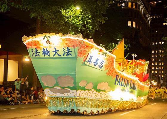 Image for article Блистательное выступление Фалуньгун на морском фестивале фонарей
