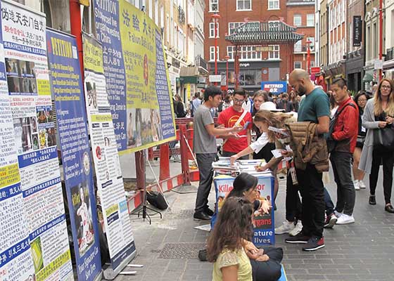 Image for article Лондон. Посетители китайского квартала изучают Фалуньгун
