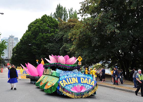 Image for article Ванкувер, Канада. Группа Фалунь Дафа участвует в городском параде