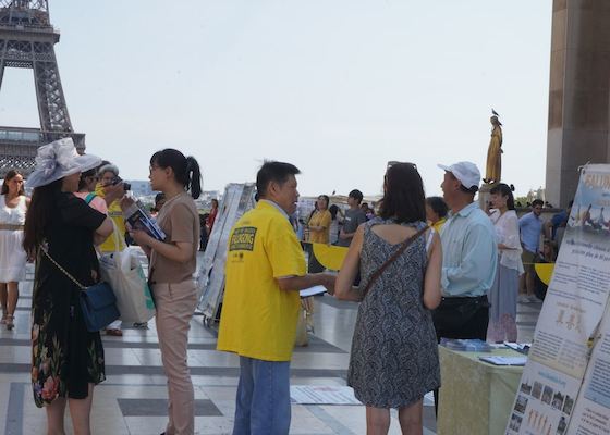 Image for article Франция. Китайские туристы, попав в Париж, узнают о реальной истории Фалуньгун