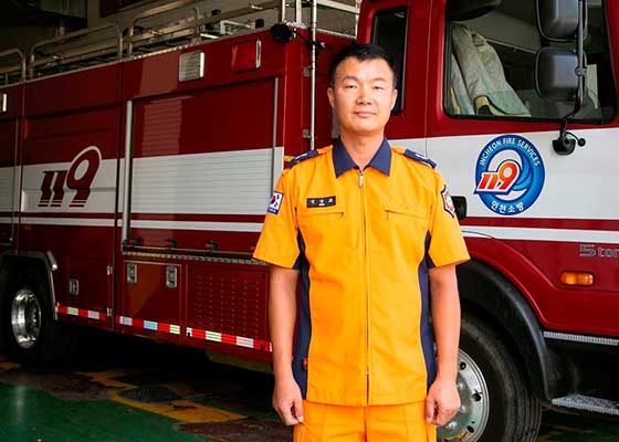 Image for article Начальник пожарной охраны в Южной Корее: Фалунь Дафа дал мне мужество и сделал мою жизнь счастливой