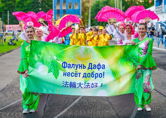 Image for article Женщина в Арзамасе (Россия) во время уличной ярмарки сказала: «Надеюсь, что все молодые люди придут, чтобы обучиться этой практике»