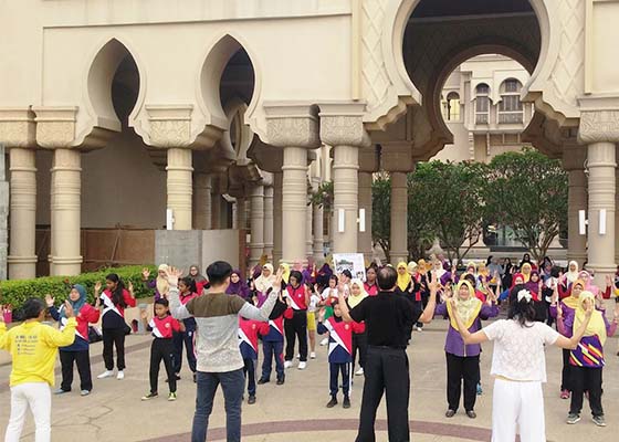 Image for article Малайзия. Большая группа изучает упражнения Фалуньгун у здания правительства
