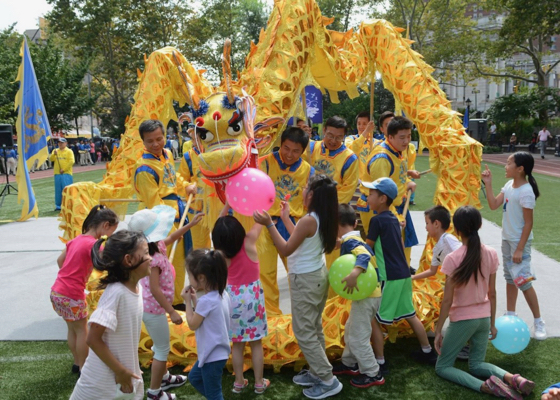 Image for article Практикующие Фалуньгун отмечают праздник Середины осени в китайском квартале на Манхэттене