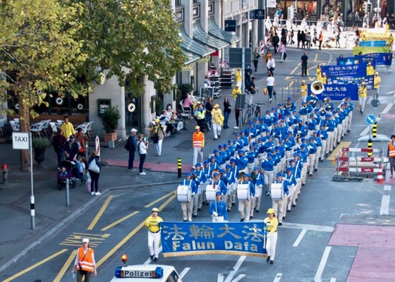 Image for article Швейцария. Парад в Цюрихе привлекает внимание к преследованию Фалуньгун в Китае