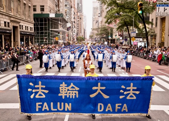 Image for article Группу Фалунь Дафа тепло встречают на параде, посвящённом Дню Колумба в Нью-Йорке