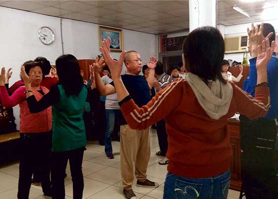 Image for article Тайчжун, Тайвань. Новые практикующие получили пользу от девятидневных курсов видеолекций Фалунь Дафа