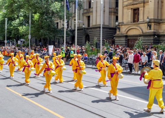 Image for article Мельбурн. Зрители ощутили сильную энергию, которая исходила от участников колонны Фалуньгун во время парада, посвящённого Дню независимости Австралии