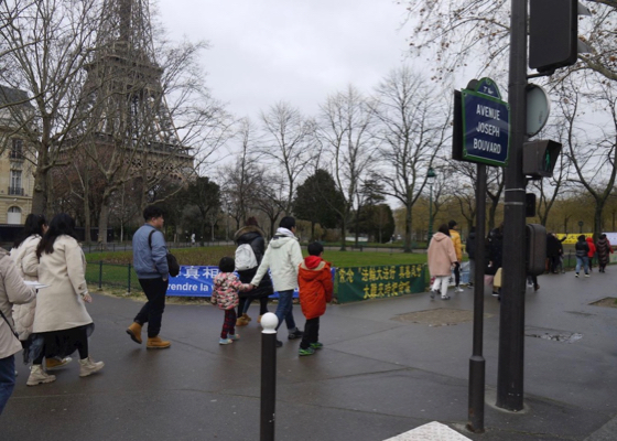 Image for article Туристы из Китая узнают о Фалуньгун в Париже: «Фалуньгун – замечательная практика»