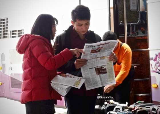 Image for article Таоюань, Тайвань. Практикующие Фалуньгун рассказывают китайским туристам о преследовании Фалуньгун в Китае (часть 2)