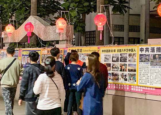 Image for article Гаосюн, Тайвань. Туристы из Китая узнают о Фалуньгун на ночном рынке