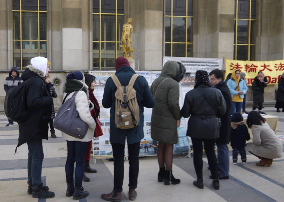 Image for article «Мы не можем допустить, чтобы эти преступления продолжались», – посетители Площади свободы и прав человека в Париже выражают поддержку Фалунь Дафа