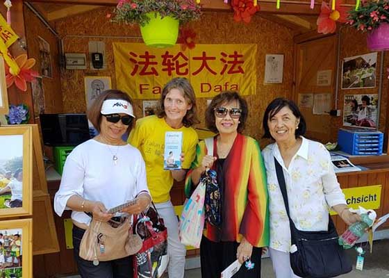Image for article США, Австрия и Индия. Практикующие знакомят людей с Фалуньгун во время общественных мероприятий