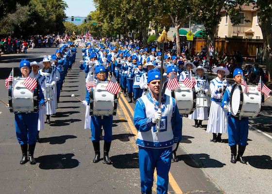 Image for article Калифорния. Великолепное выступление духового оркестра Тянь Го на параде «Розовый, белый и синий» в Сан-Хосе