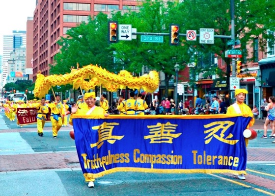 Image for article Пенсильвания. Группа Фалунь Дафа в Филадельфии принимает участие в параде, посвящённом Дню независимости, уже 19 лет подряд