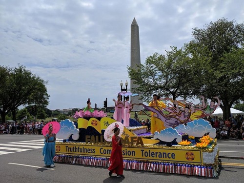 Image for article Практикующие Фалуньгун в столице США приняли участие в параде, посвящённом национальному Дню независимости