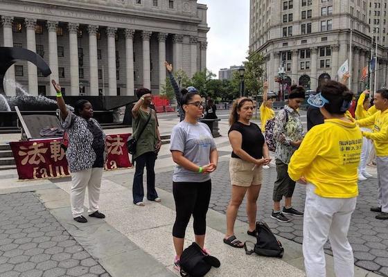 Image for article Манхэттен. Жители Нью-Йорка изучают упражнения Фалунь Дафа во время фестиваля «Летние улицы»