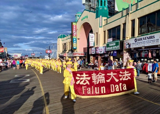 Image for article Нью-Джерси. Практикующие Фалуньгун участвуют в праздничном параде в Атлантик-Сити