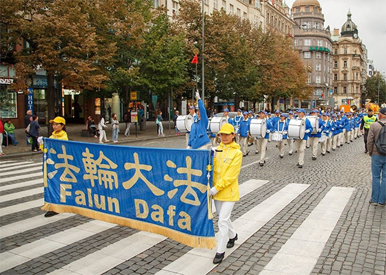 Image for article Чешская Республика. Митинги и парад в Праге призывают положить конец преследованию Фалунь Дафа в Китае