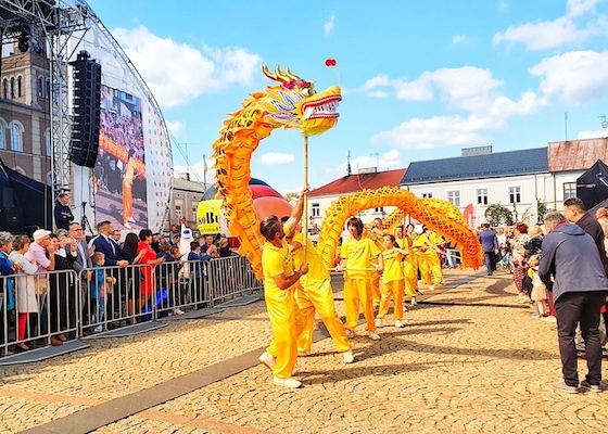 Image for article Польша. Практикующие Фалуньгун внесли элементы китайской культуры в программу фестиваля цветов