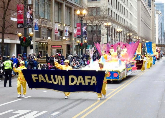 Image for article Чикаго. Колонна Фалунь Дафа стала украшением парада, посвящённого Дню благодарения
