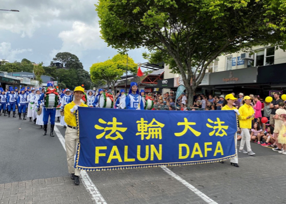 Image for article Новая Зеландия. Практикующие Фалуньгун в этом праздничном сезоне приняли участие в 15 Рождественских парадах