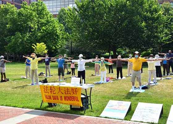 Image for article Филадельфия. Практикующие Фалунь Дафа снова собрались возле Колокола Свободы, чтобы информировать людей о преследовании в Китае 