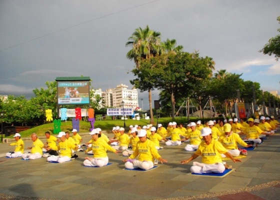 Image for article Цзяи, Тайвань. Практикующие провели мероприятие, чтобы проинформировать людей о преследовании Фалунь Дафа компартией Китая, которое длится уже 21 год