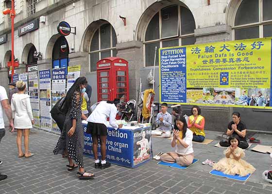 Image for article Жители Лондона: «Усилия практикующих Фалунь Дафа помогают каждому в этом мире »