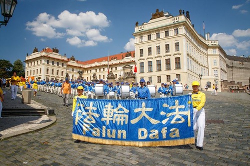 Image for article Чехия. Парад Фалунь Дафа в Праге несёт свет и надежду людям