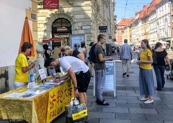 Image for article Жители Граца в Австрии призывают положить конец преследованию Фалуньгун