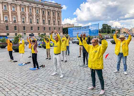 Image for article Стокгольм, Швеция. Практикующие знакомят людей с Фалунь Дафа и рассказывают им о репрессиях в Китае
