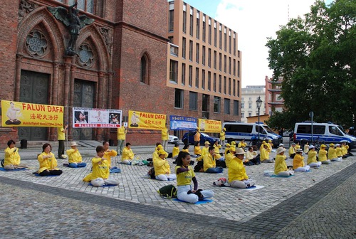 Image for article 35 000 жителей Германии призывают положить конец преследованию Фалуньгун