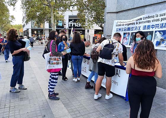 Image for article Барселона, Испания. Несмотря на пандемию, практикующие Фалунь Дафа продолжают информировать общественность о Фалунь Дафа  
