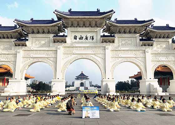 Image for article Тайвань. Поразительная сцена: мирная медитация во время хаоса