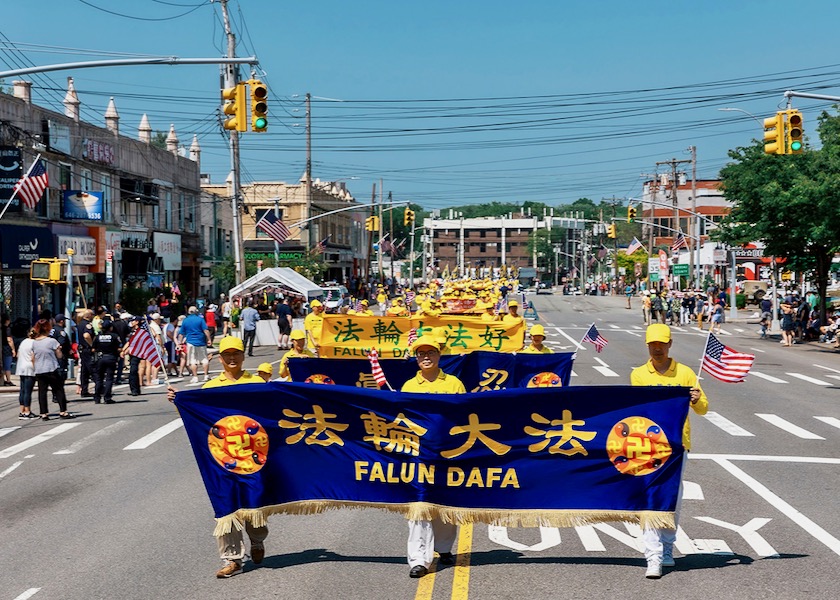Image for article Нью-Йорк. Практикующие Фалунь Дафа украсили парад в Лонг-Айленде, посвящённый Дню памяти погибших в войнах  