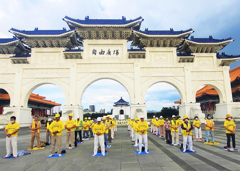 Image for article Тайбэй, Тайвань. Практикующие рассказывают о пользе Фалунь Дафа во время проведения мероприятия на площади Свободы