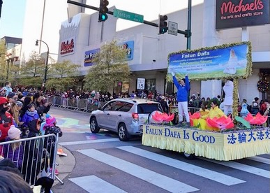 Image for article Сильвер-Спринг, США. Практикующие Фалуньгун приняли участие в параде, посвящённом Дню благодарения
