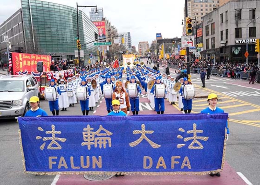 Image for article Иммигрантка из Китая высоко оценила новогодний парад Фалунь Дафа во Флашинге (Нью-Йорк): «Фалуньгун спасает человечество»