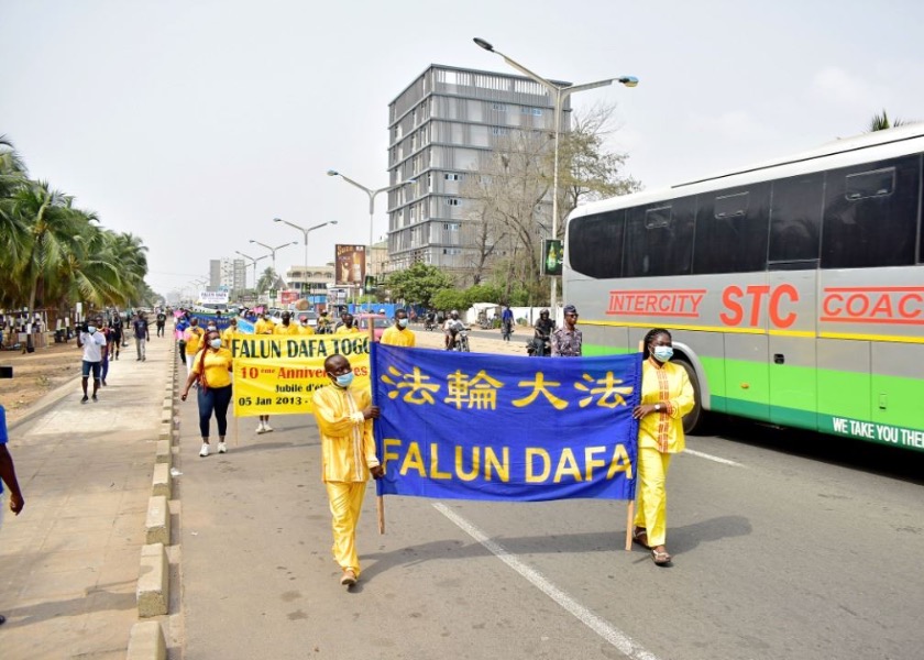 Image for article Того, Африка. Практикующие Фалунь Дафа поздравили Учителя Ли с китайским Новым годом и провели парад, празднуя 10-ю годовщину распространения Фалунь Дафа в Того
